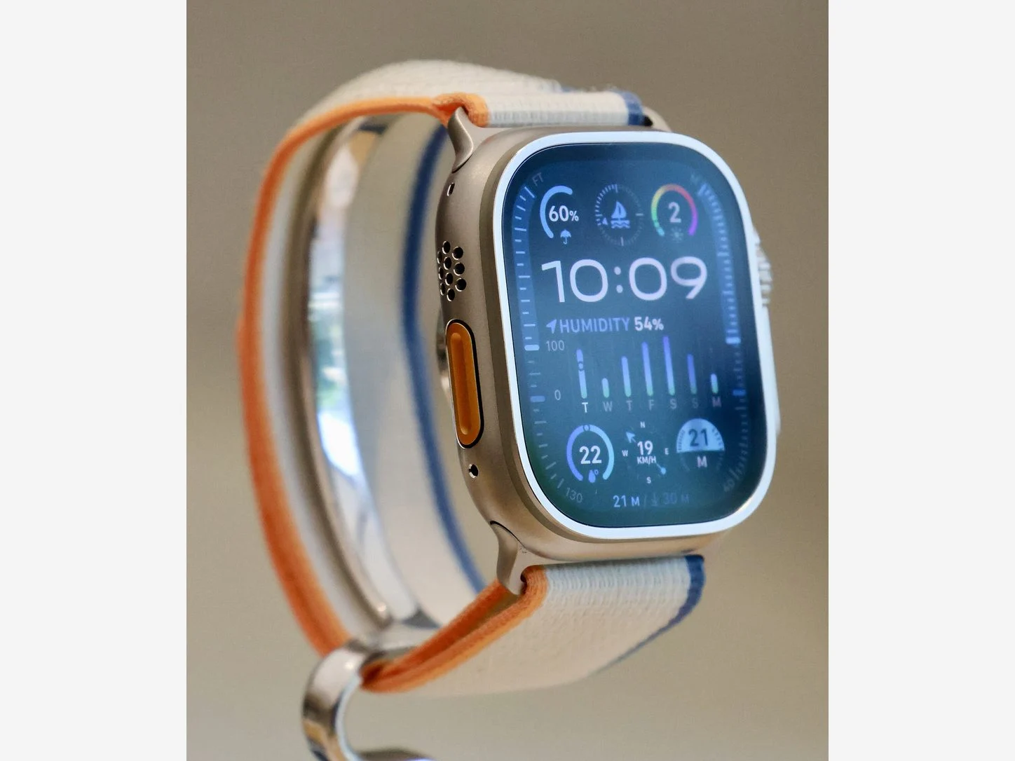 Apple Apple Watch Ultra 2 Titanium มุมด้านหน้า