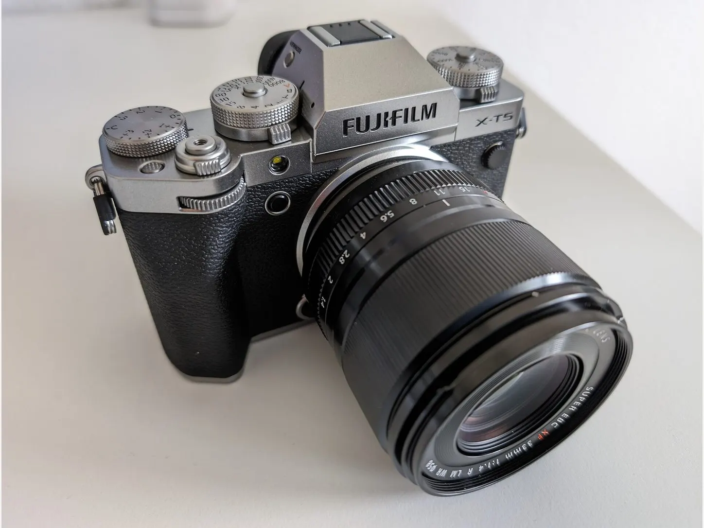 FUJIFILM X-T5 เงิน มุมด้านหน้า