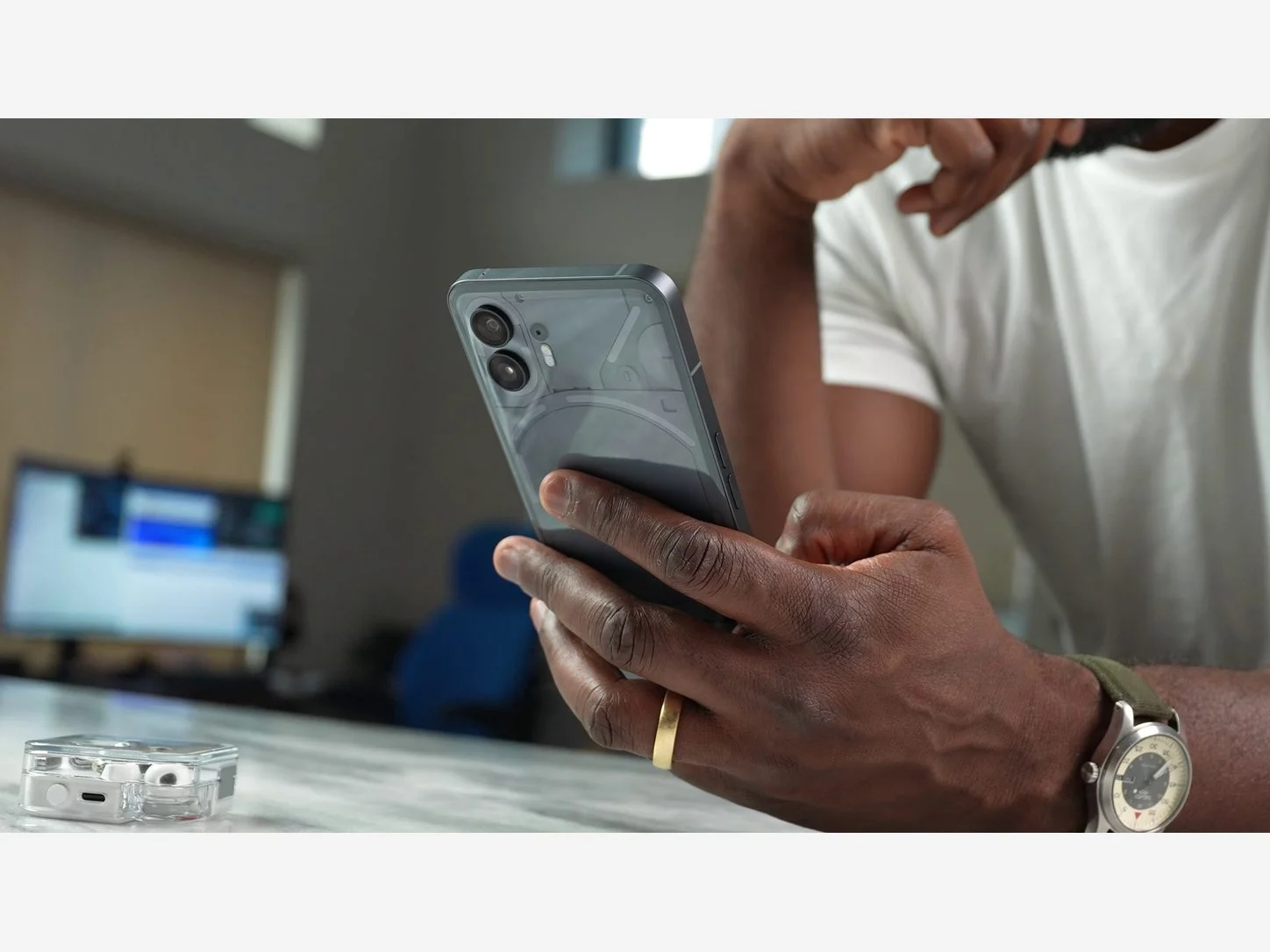Nothing Phone (2) White รายละเอียดตัวเครื่อง