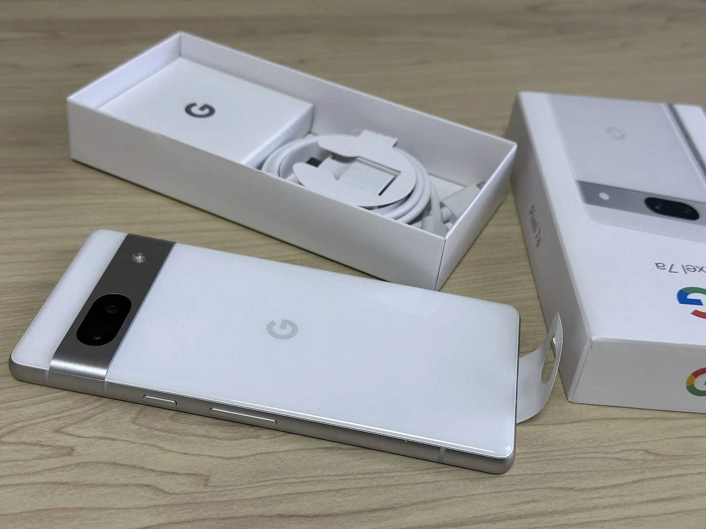 Google Pixel 7a Charcoal มุมด้านหน้า