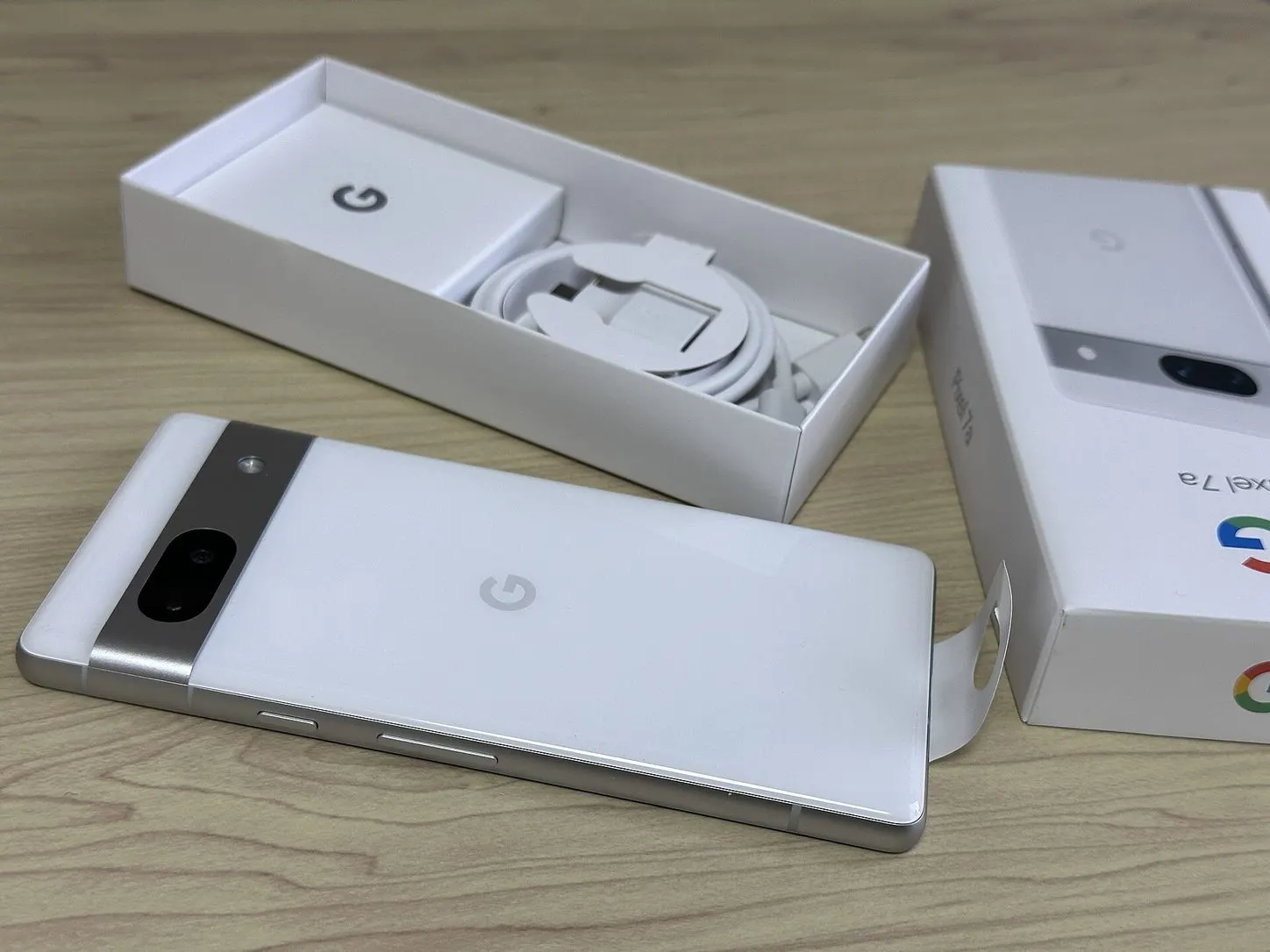 Google Pixel 7a Charcoal มุมด้านหน้า