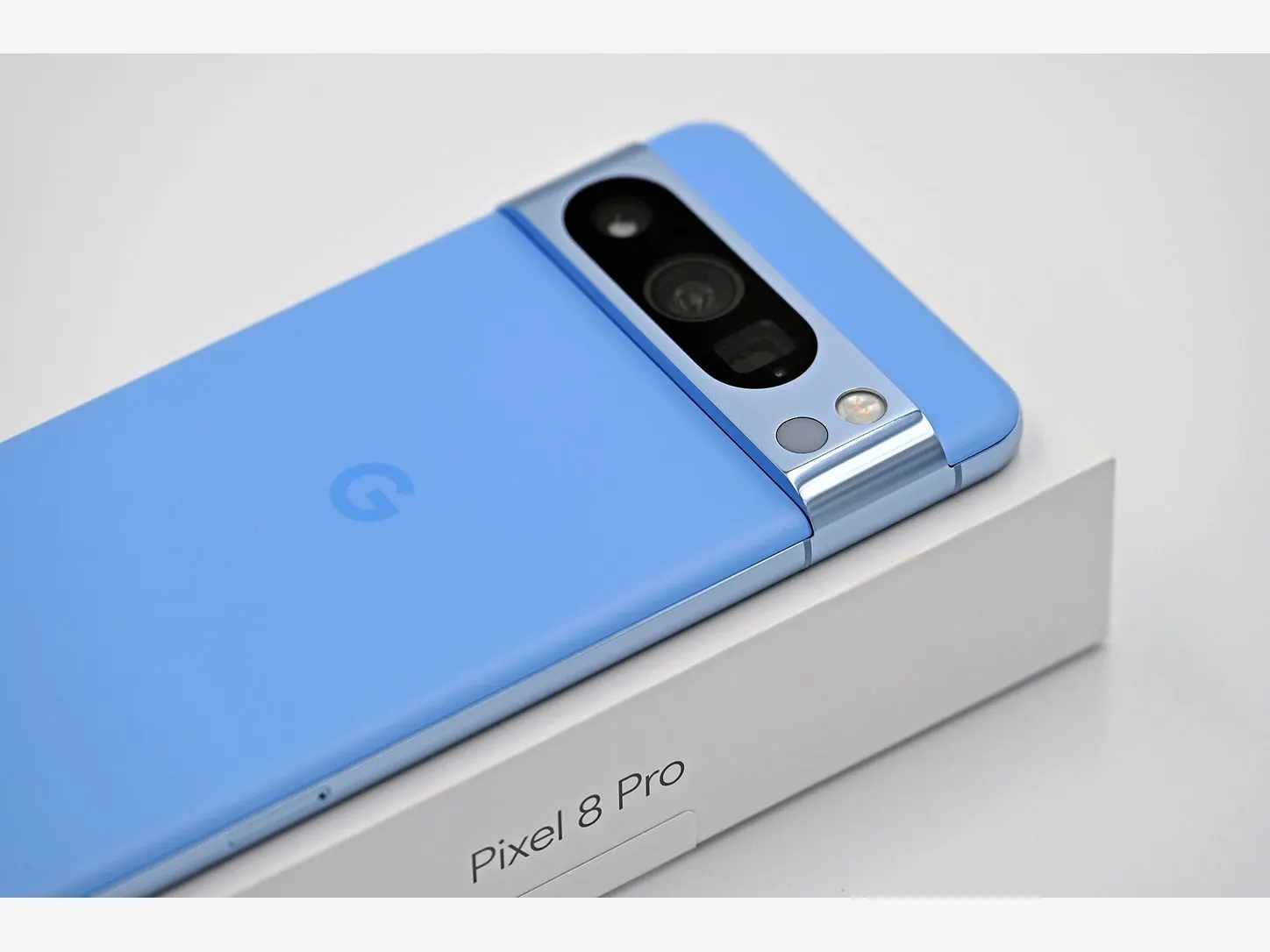 Google Pixel 8 Pro Bay มุมด้านหน้า