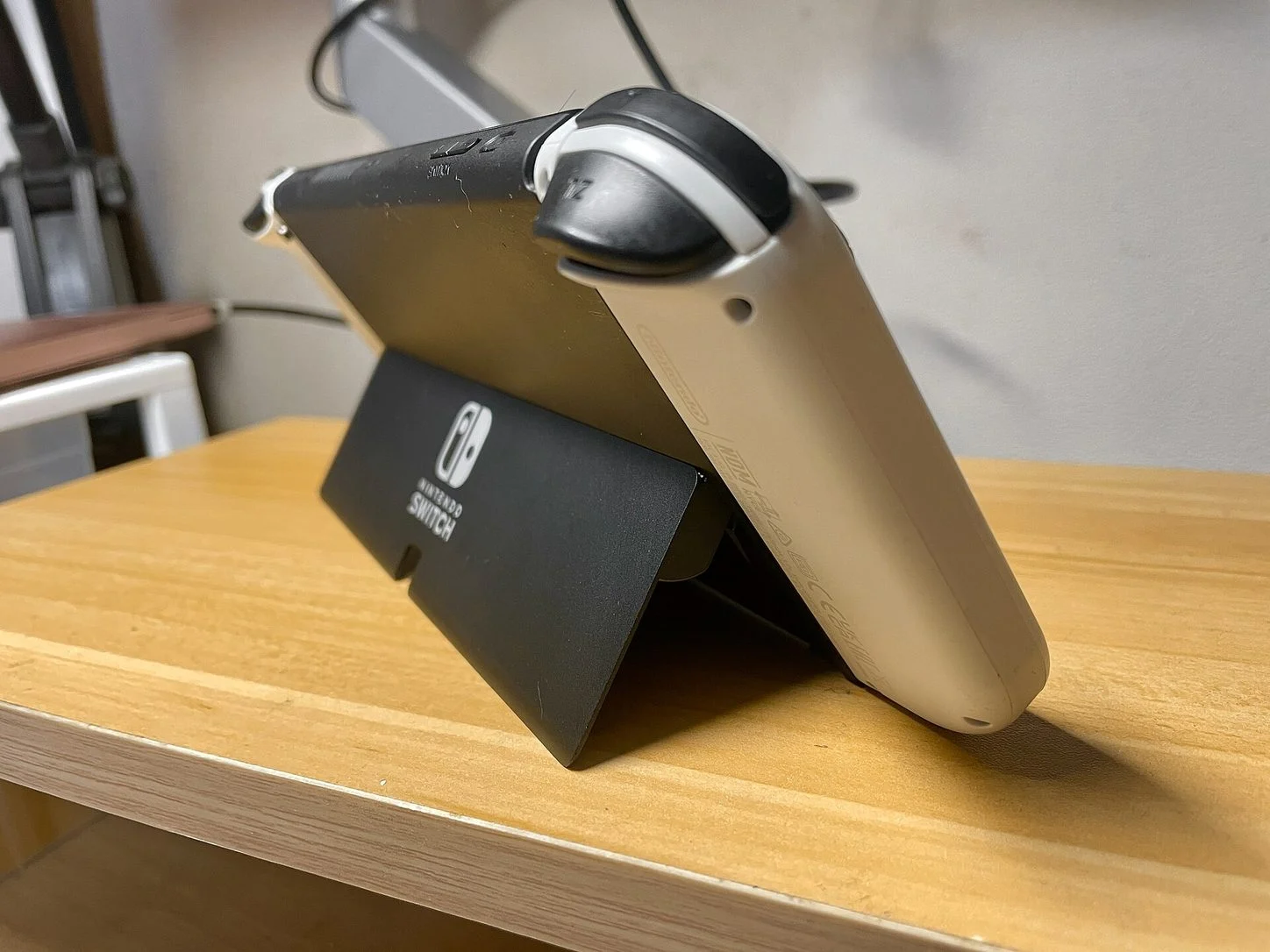 Nintendo Switch OLED ขาว มุมด้านหลัง